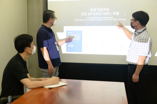 ETRI 연구진이 오피스 문서에 사용자의 질문에 정답을 알려주고, 서로 다른 형태의 문장이 같은 의미인지를 이해하는 AI 기술에 대해 설명하고 있다. ETRI 제공